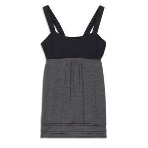 EUC Lululemon run back on track tank top size 8